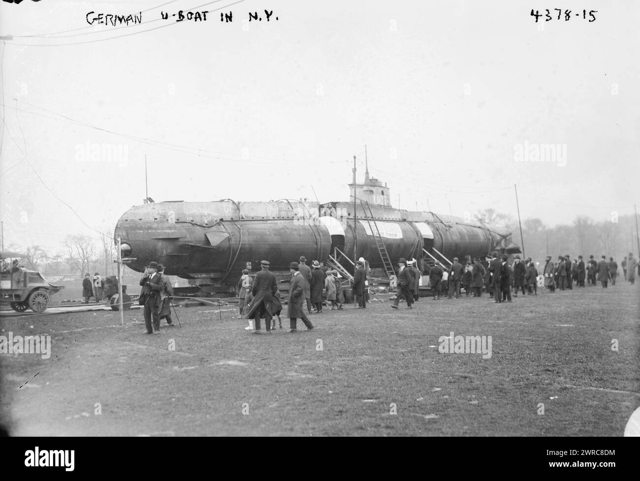 U-boat allemand à New York, la photographie montre le SM UC-5, un sous-marin allemand de type UC I mouilleur de mines (U-boat) capturé par les Alliés, apporté à New York et renommé U-Buy-a-Bond. Le sous-marin, montré à Central Park, a participé à la Liberty Loan Parade à New York le 25 octobre 1917, 1917, Guerre mondiale, 1914-1918, négatifs en verre, 1 négatif : verre Banque D'Images