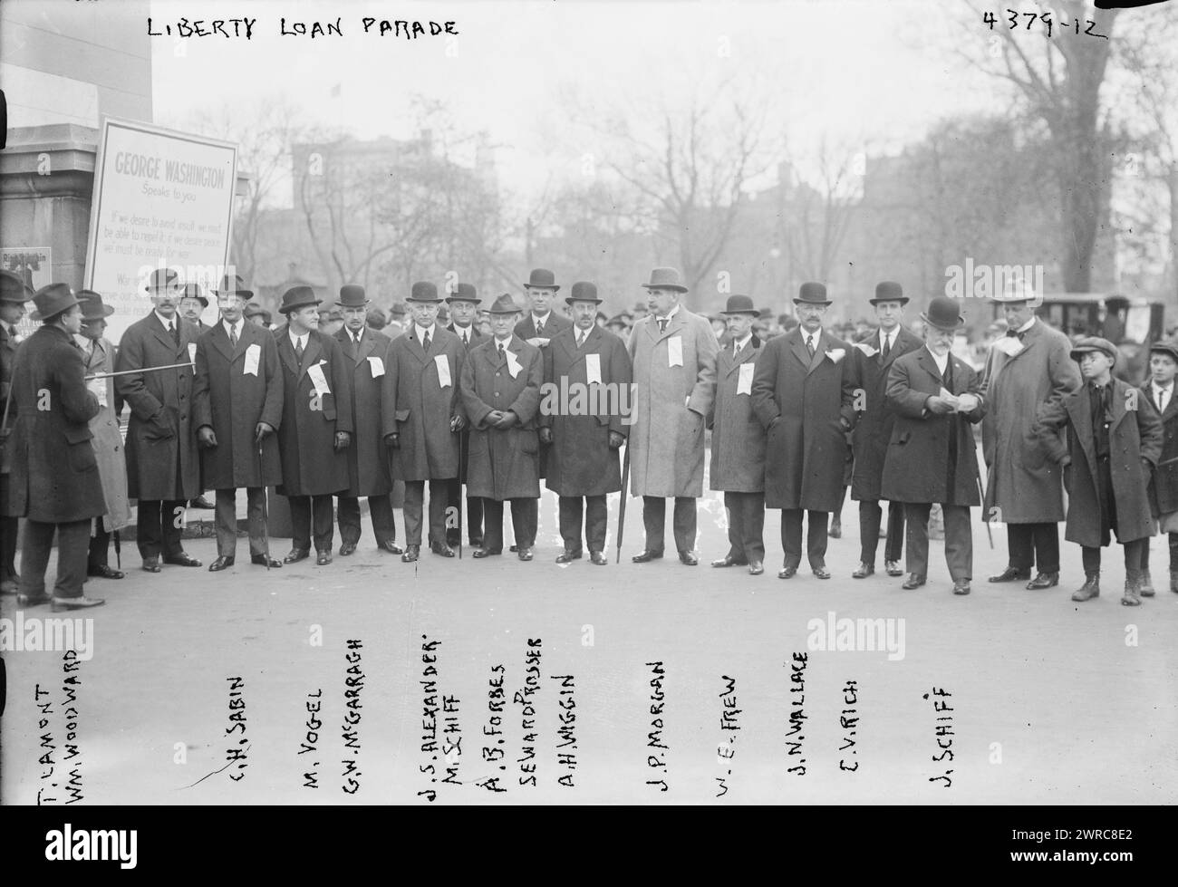 Liberty Loan défilé, photographies (de gauche à droite) Thomas William Lamont, Jr. ; William Woodward, président de la Hanover National Bank ; Charles H. Sabin, président de la Guaranty Trust Company ; Martin Vogel, trésorier adjoint des États-Unis ; Gates W. McGarrah, président de la Mechanics and Metals Bank ; James S. Alexander, président de la National Bank of commerce; M. Schiff de Kuhn, Loeb & Co ; Allen B. Forbes de Harris, Forbes & Co ; Seward Prosser, président de Bankers' Trust Company ; Albert H. Wiggins, président de Chase National Bank ; J.P. Morgan ; Walter E. Frew Banque D'Images