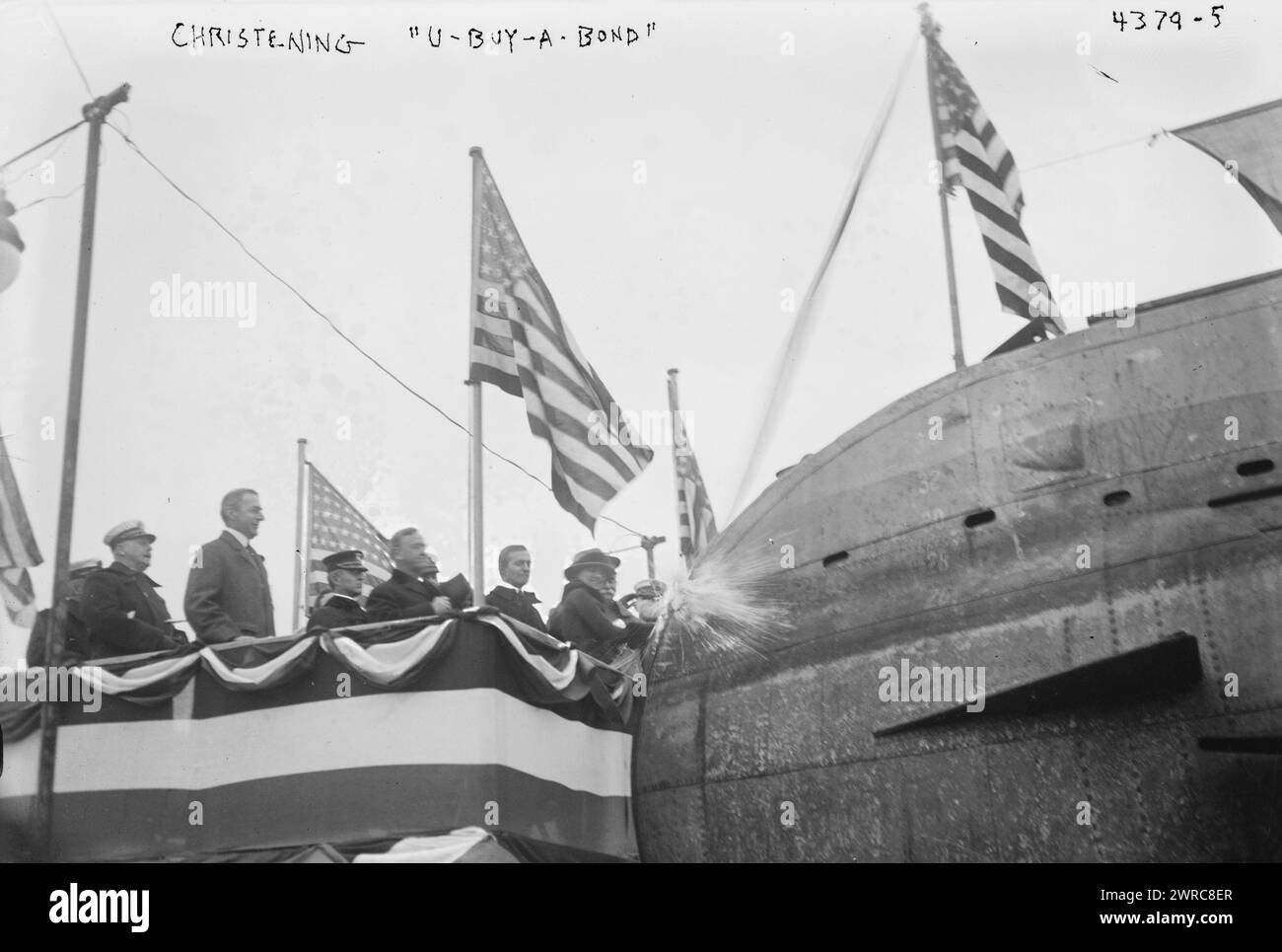 Baptisée « U-BUY-A-BOND », la photographie montre le cisaillement du SM UC-5, un sous-marin allemand de type UC I minelayer (U-boat) capturé par les Alliés, apporté à New York et renommé U-Buy-a-Bond. Le sous-marin a été baptisé par MRS Guy Emerson, épouse du vice-président de la Banque nationale de commerce et secrétaire du Liberty Loan Committee. Le sous-marin a pris part à la Liberty Loan Parade à New York le 25 octobre 1917., 1917, Guerre mondiale, 1914-1918, négatifs en verre, 1 négatif : verre Banque D'Images