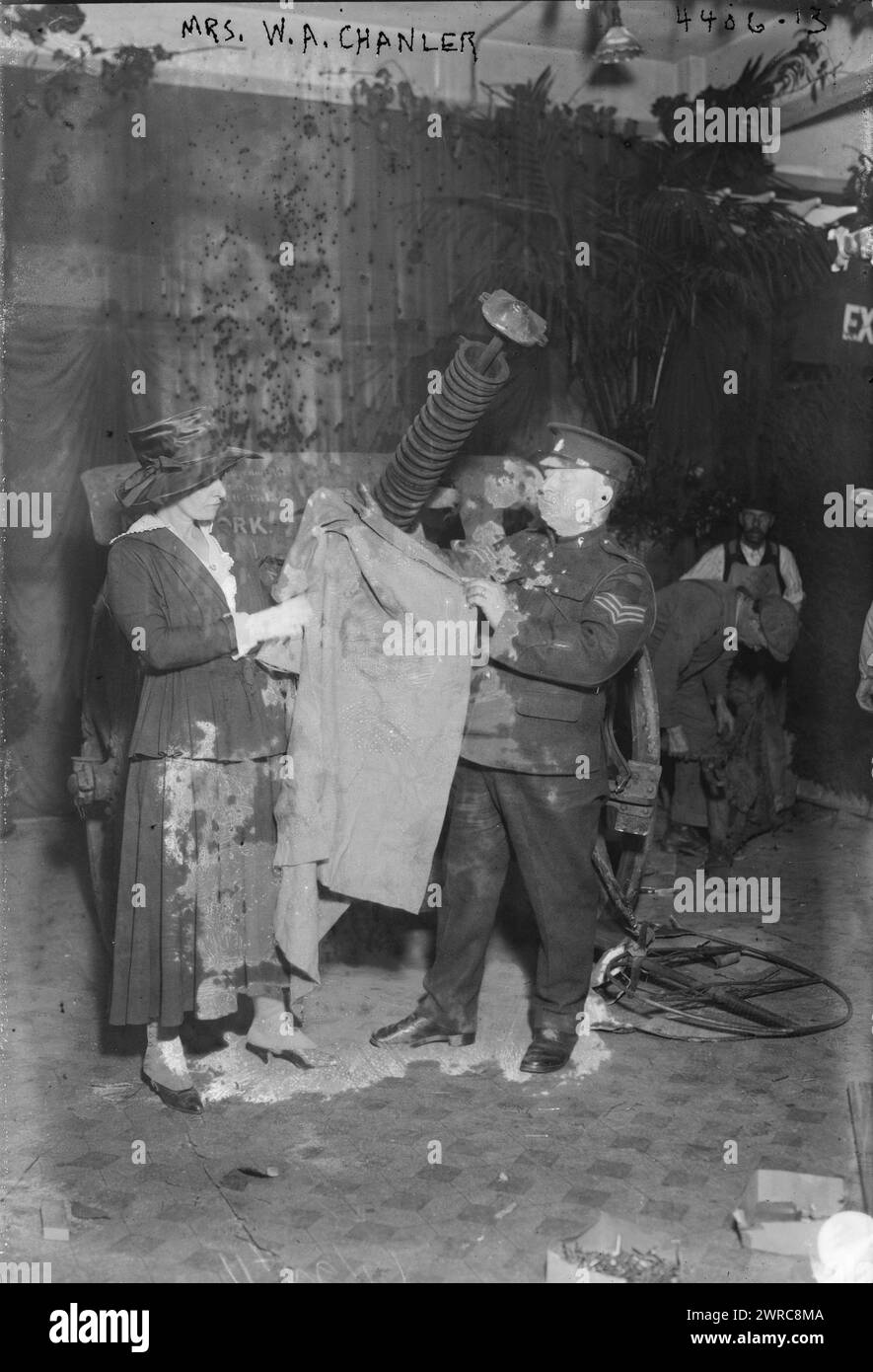 MRS W.A. Chanler, photographie montre l'actrice Beatrice 'Minnie' Ashley (1878-1946) épouse de William Astor Chanler (1867-1934). Elle assiste au Hero Land Bazaar tenu en novembre et décembre 1917, à New York pendant la première Guerre mondiale, 1917, Guerre mondiale, 1914-1918, verres négatifs, 1 négatif : verre Banque D'Images