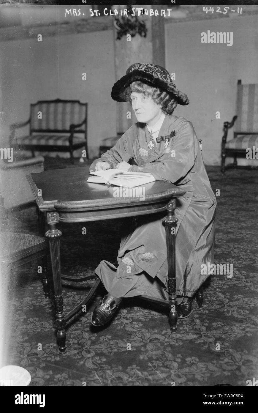 MSR Clair Stobart, photographie montre MRS Mabel St clair Stobart (1862-1954), fondatrice du Women's Sick and Wounded Convoy corps (1912) et de la Women's National Service League (1914). Elle a servi sur le front des Balkans pendant la première Guerre mondiale et a été commandant de l'hôpital de campagne Front Line du Fonds de secours serbe. Au cou, elle porte l'ordre serbe des membres Sava., entre 1915 et CA. 1920, négatifs en verre, 1 négatif : verre Banque D'Images