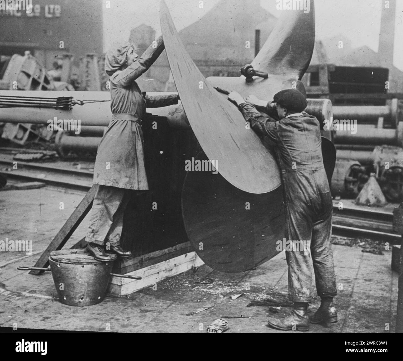 Femmes travaillant sur hélice, Angleterre, photographie montre des femmes travaillant sur une hélice dans un chantier naval de la marine en Angleterre pendant la première Guerre mondiale, entre env. 1915 et 1917, Guerre mondiale, 1914-1918, négatifs en verre, 1 négatif : verre Banque D'Images