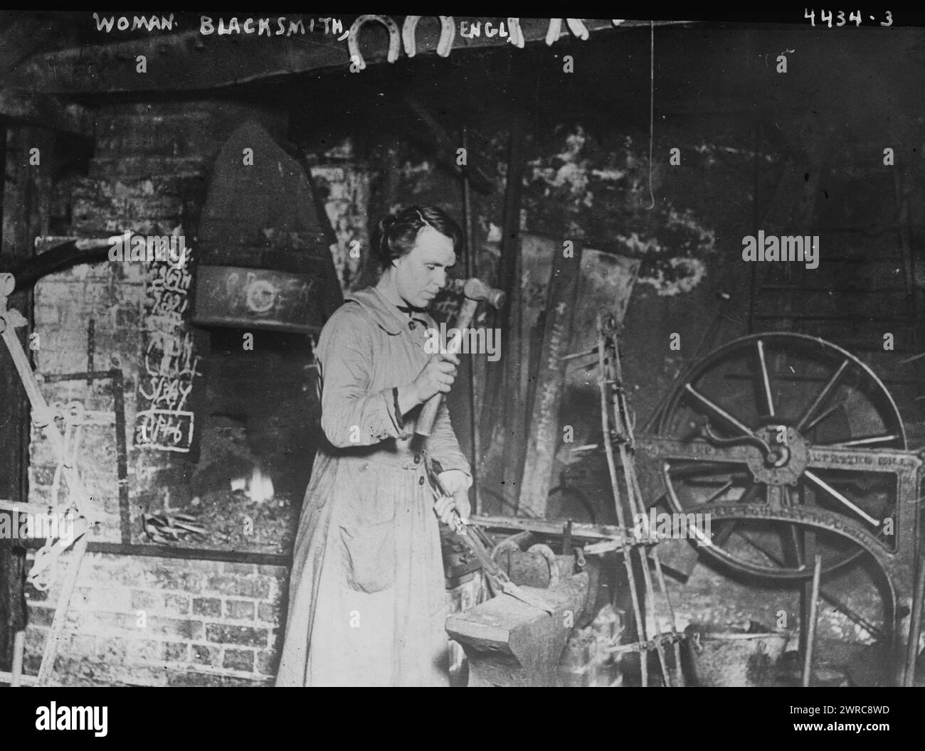 Femme forgeron, Angleterre, photographie montre une femme forgeron en Angleterre pendant la première Guerre mondiale, entre env. 1915 et 1917, Guerre mondiale, 1914-1918, négatifs en verre, 1 négatif : verre Banque D'Images