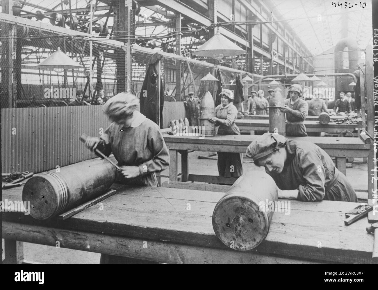 Femmes anglaises finissant un obus de 9,2, la photographie montre des travailleuses inspectant 9,2 obus explosifs dans une usine pendant la première Guerre mondiale, entre env. 1915 et 1917, Guerre mondiale, 1914-1918, négatifs en verre, 1 négatif : verre Banque D'Images