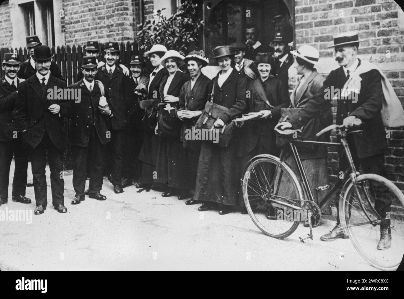 Femmes de la poste anglaise, photographie montre des femmes de la poste anglaise de Londres portant des sacs postaux pendant la première Guerre mondiale, entre env. 1915 et env. 1917, Guerre mondiale, 1914-1918, négatifs en verre, 1 négatif : verre Banque D'Images