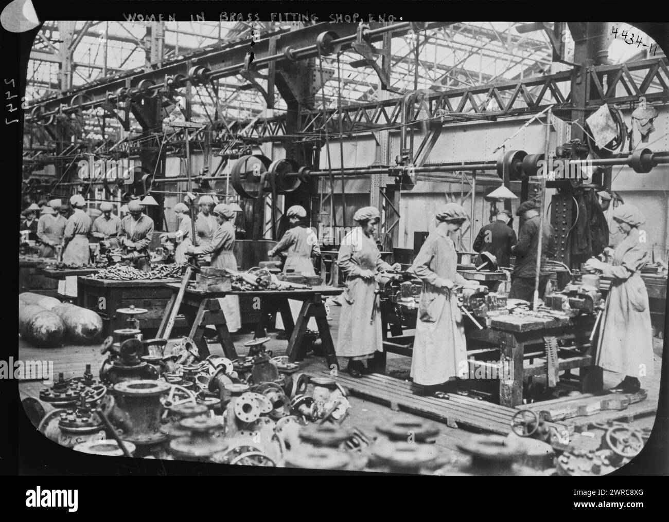 Femmes dans un atelier de robinetterie en laiton, en Angleterre, photographie montre des femmes travaillant dans un atelier de robinetterie en laiton en Angleterre pendant la première Guerre mondiale, entre CA. 1915 et 1917, Guerre mondiale, 1914-1918, négatifs en verre, 1 négatif : verre Banque D'Images