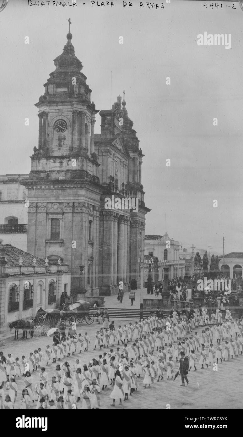Guatemala, Plaza de Armas, photographie montrant la Plaza de la Constitución (Ciudad de Guatemala) avec la cathédrale de Guatemala City (Catedral Primada Metropolitana de Santiago), Guatemala., entre env. 1915 et env. 1920, négatifs en verre, 1 négatif : verre Banque D'Images