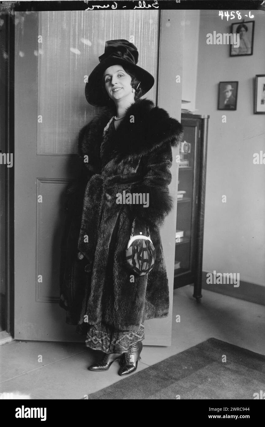 Galli-Curci, photographie montre Amelita Galli-Curci (1882-1963), chanteuse d'opéra soprano coloratura italienne vêtue d'un manteau de fourrure et d'un chapeau., entre env. 1915 et env. 1920, négatifs en verre, 1 négatif : verre Banque D'Images