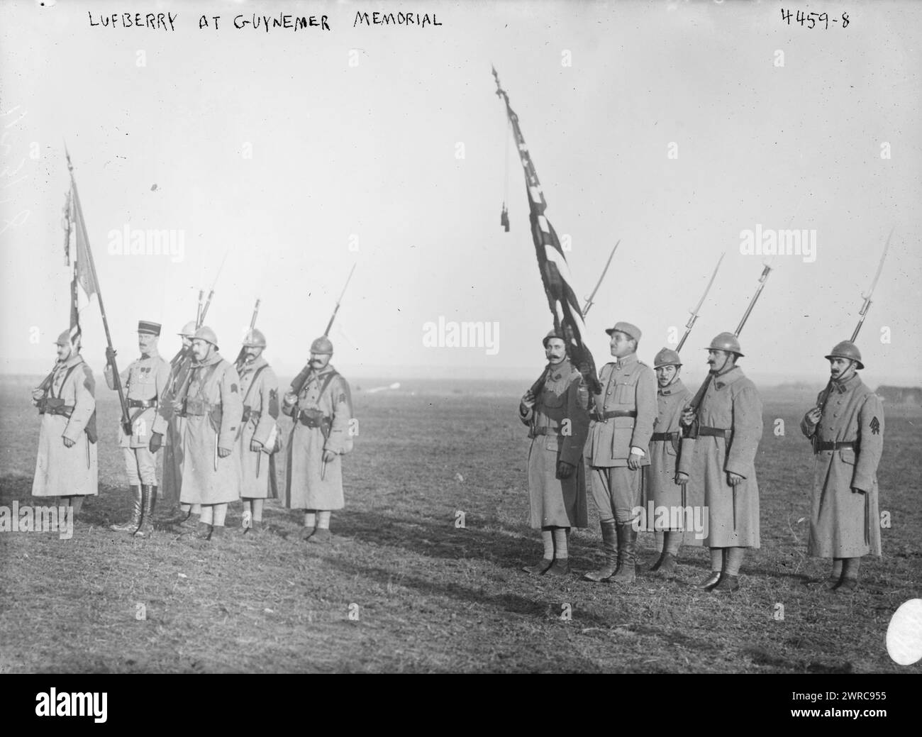 Lufberry au mémorial de Guynemer, la photographie montre le pilote de chasse Gervais Raoul Lufbery (1885-1918) qui a servi dans l'armée de l'air française et l'armée de l'air américaine pendant la première Guerre mondiale Il assiste à un mémorial pour le pilote de chasse Georges Guynemer (1894-1917)., 1917 ou 1918, Guerre mondiale, 1914-1918, verres négatifs, 1 négatif : verre Banque D'Images