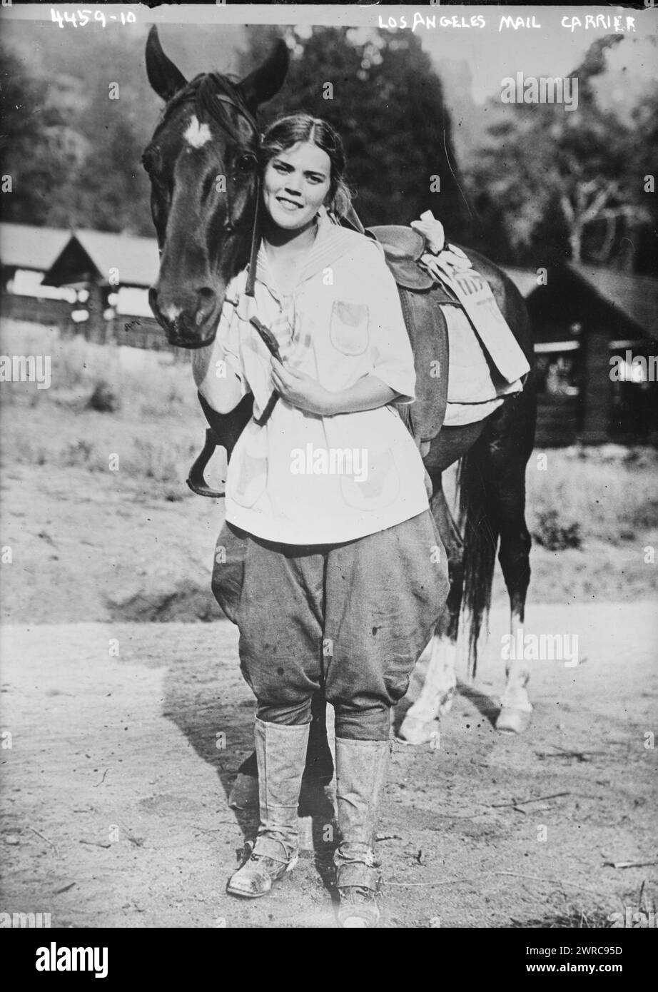 Los Angeles femme transporteur de courrier, photographie montre une travailleuse des postes pendant la première Guerre mondiale à Los Angeles, Californie., entre CA. 1915 et env. 1920, Guerre mondiale, 1914-1918, négatifs en verre, 1 négatif : verre Banque D'Images