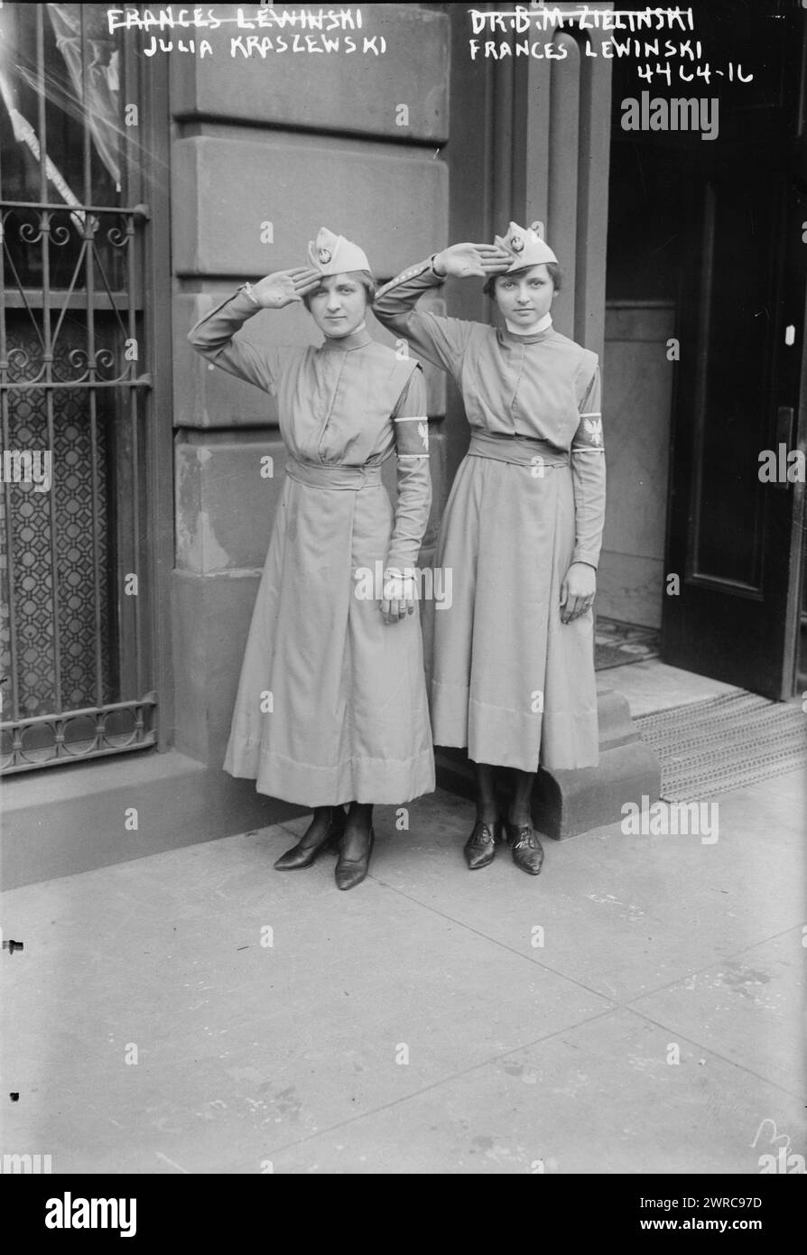 Julia Kraszewski, Frances Lewinski, photographie montrant deux femmes saluant. Probablement lié au travail des Falcons polonais basés à Pittsburgh, Pennsylvanie, pour recruter des Polonais américains dans l'armée polonaise pendant la première Guerre mondiale, entre CA. 1915 et 1918, Guerre mondiale, 1914-1918, négatifs en verre, 1 négatif : verre Banque D'Images
