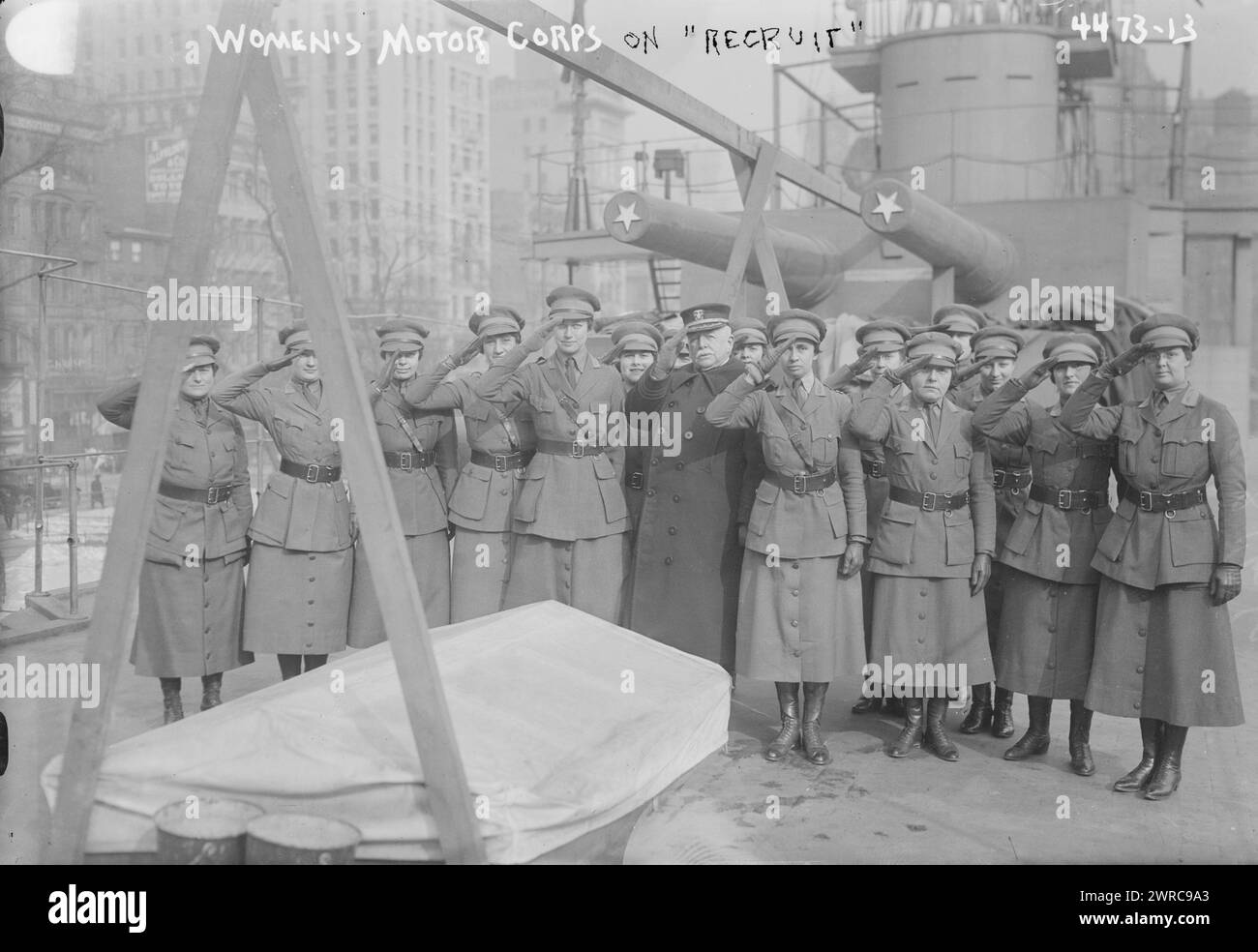 Women's Motor corps on RECRUIT, la photographie montre le Women's Motor corps (qui fait partie de la National League of Women's Service) avec le commandant Charles Albert Adams (1846-1929). Ils sont à bord de l'U.S.S. Recruit, un faux cuirassé construit à Union Square, New York City par la Navy pour recruter des marins et vendre des Liberty Bonds., entre 1917 et 1918, Guerre mondiale, 1914-1918, négatifs en verre, 1 négatif : verre Banque D'Images