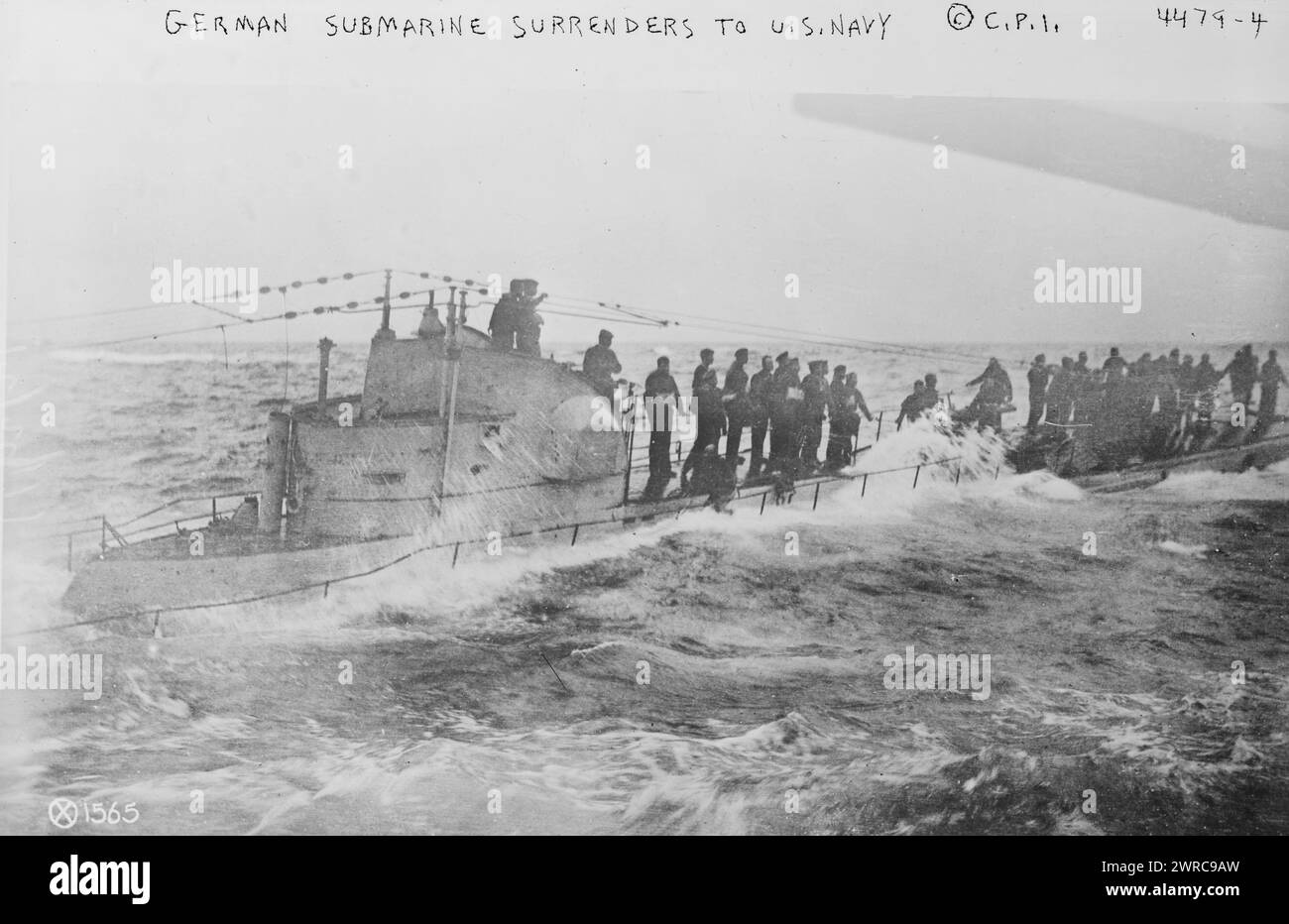Le sous-marin allemand se rend à la marine américaine, la photographie montre l'équipage du U-boot allemand U-58 quittant leur navire après leur reddition le 17 novembre 1917 à l'U.S.S. Fanning pendant la première Guerre mondiale, 1917 novembre 17, Guerre mondiale, 1914-1918, négatifs en verre, 1 négatif : verre Banque D'Images