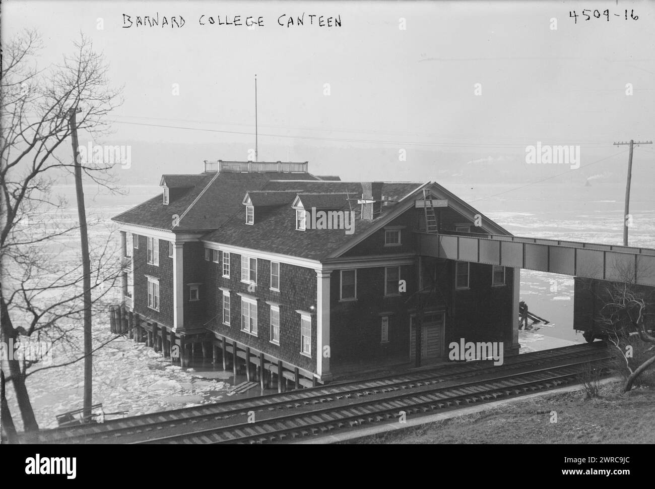 Barnard College Canteen, photographie montrant la maison d'hôtes Gould de l'Université Columbia, à la 115e et Riverside Drive, New York. Barnard College a installé une cantine dans le hangar à bateaux pour les soldats qui voyageaient à travers New York sur leur chemin de retour de la première Guerre mondiale La cantine a ouvert le 6 mars 1918 et fermé le 24 mars 1919., 1918 ou 1919, Guerre mondiale, 1914-1918, négatifs en verre, 1 négatif : verre Banque D'Images