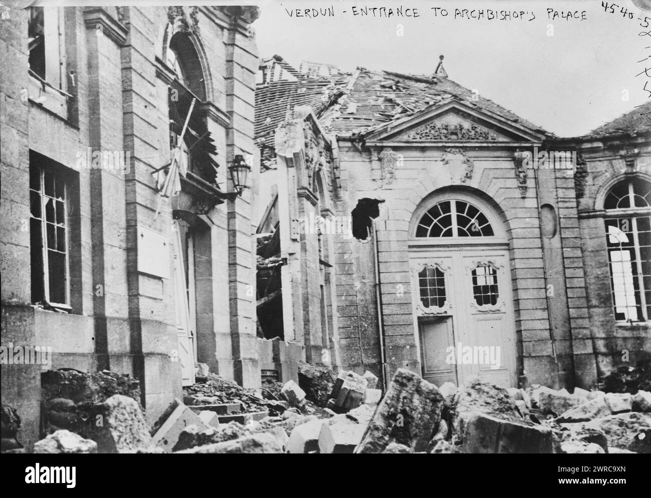 Verdun, entrée du palais de l'archevêque, photographie montrant les dommages causés au palais de l'archevêque à Verdun, France pendant la première Guerre mondiale, 1916, Guerre mondiale, 1914-1918, négatifs en verre, 1 négatif : verre Banque D'Images