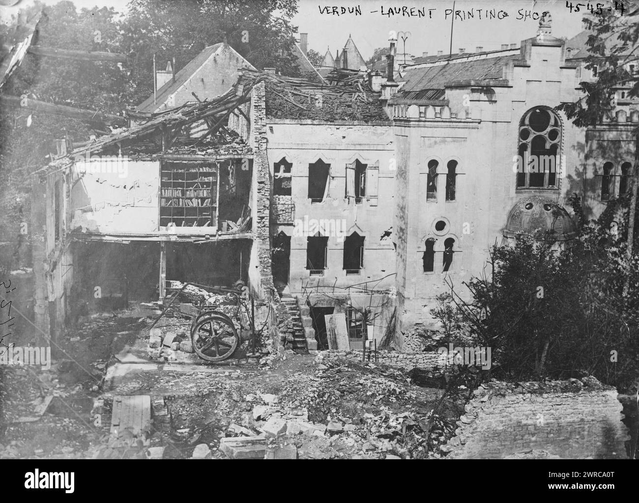 Verdun - imprimerie Laurent, photographie montrant la synagogue de Verdun et une imprimerie qui ont été endommagées pendant la première Guerre mondiale à Verdun, France., entre CA. 1915 et 1918, Guerre mondiale, 1914-1918, négatifs en verre, 1 négatif : verre Banque D'Images