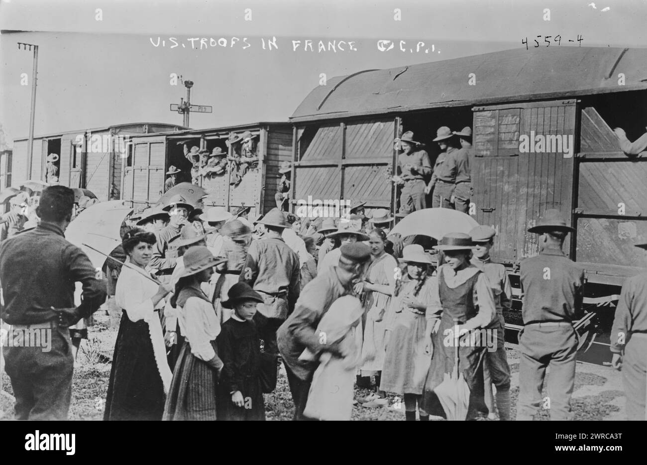 Troupes américaines en France, photographie montrant des Marines américains accueillis dans une gare de Samur, France., 1917 ou 1918, Guerre mondiale, 1939-1945, négatifs en verre, 1 négatif : verre Banque D'Images