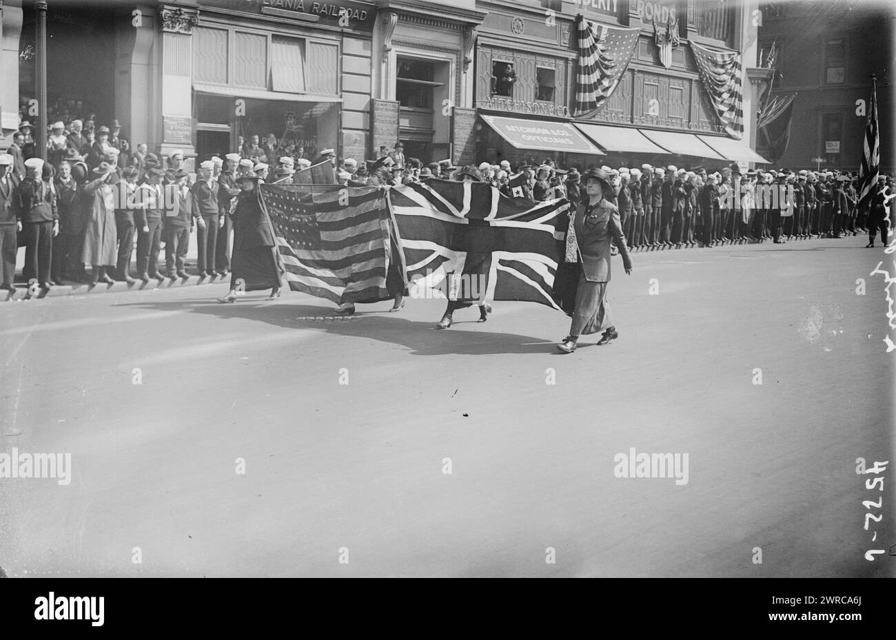 Liberty Parade, photographie montre des femmes avec des drapeaux américains et britanniques marchant dans une parade pour soutenir Liberty Bonds pendant la première Guerre mondiale, New York City., 1917 ou 1918, Guerre mondiale, 1914-1918, négatifs en verre, 1 négatif : verre Banque D'Images