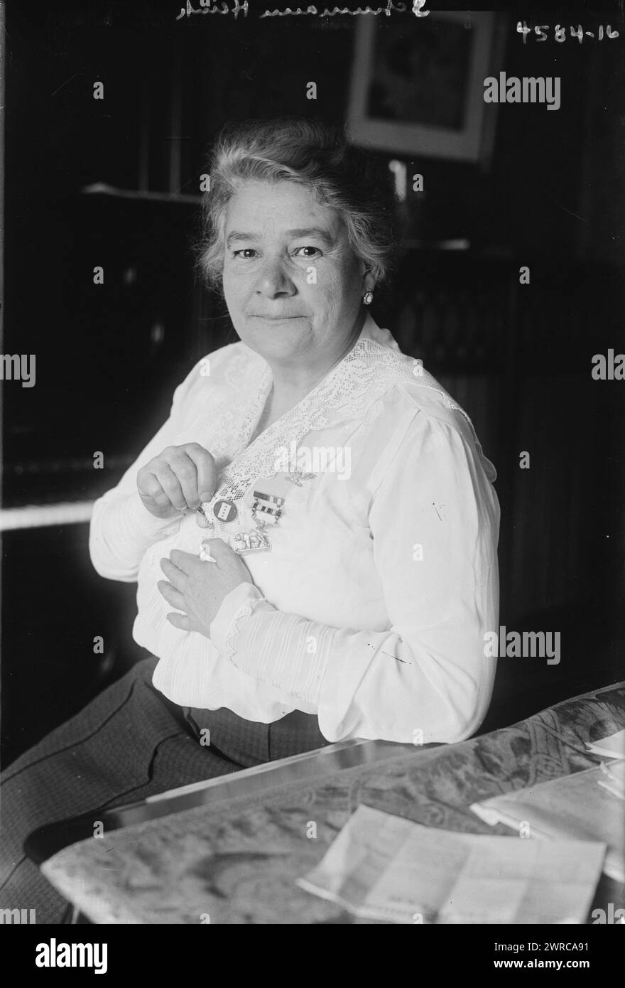 Schumann Heink, photographie montre la chanteuse d'opéra germano-américaine Ernestine (Rössler) Schumann-Heink (1861-1936) portant des médailles., entre env. 1915 et env. 1920, négatifs en verre, 1 négatif : verre Banque D'Images