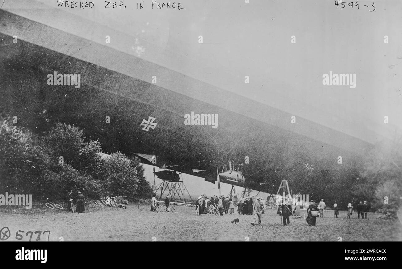 Wrecked zep. zeppelin en France, photographie montre un zeppelin allemand abattu par les forces françaises le 21 octobre 1917 pendant la première Guerre mondiale, 1917, Guerre mondiale, 1914-1918, négatifs en verre, 1 négatif : verre Banque D'Images