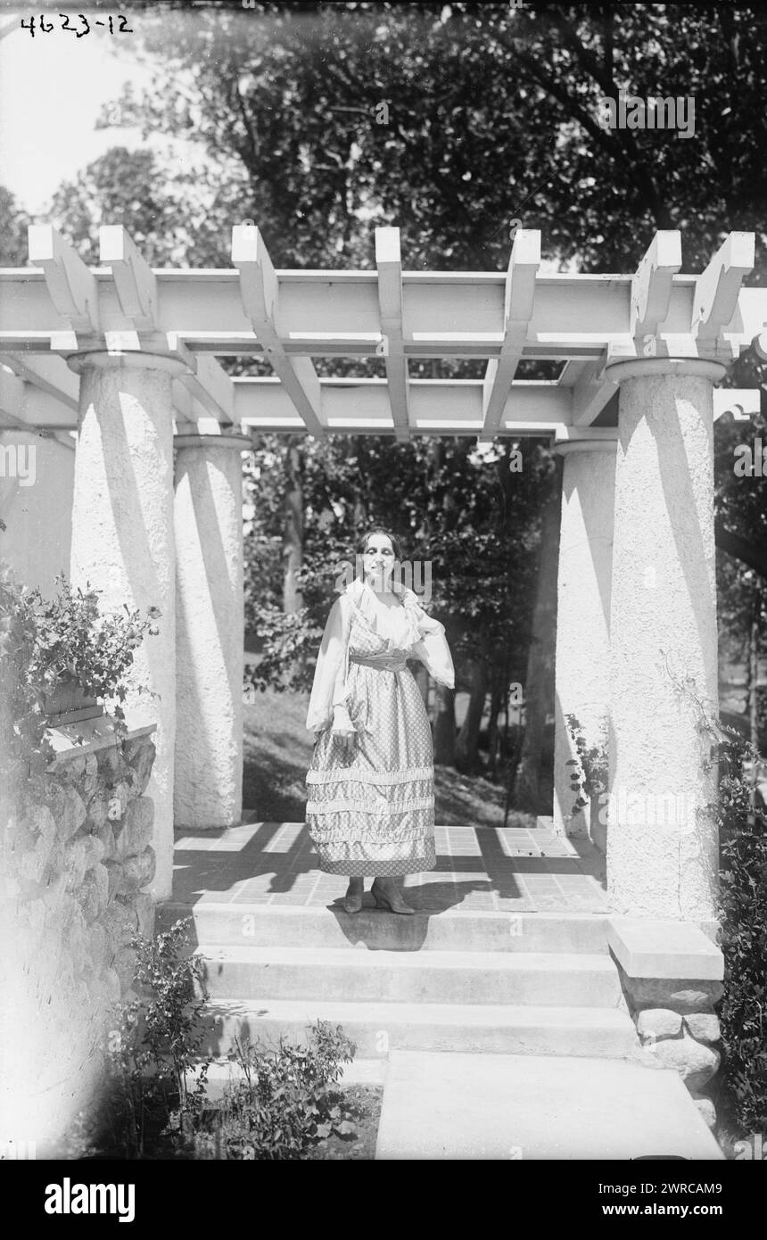 Galli-Curci, photographie montre Amelita Galli-Curci (1882-1963), chanteuse italienne d'opéra soprano coloratura, debout sous une pergola., entre env. 1915 et env. 1920, négatifs en verre, 1 négatif : verre Banque D'Images