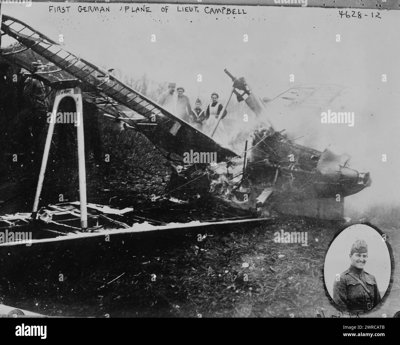 Premier avion allemand du Lieut. Campbell, la photographie montre probablement le premier avion abattu par le pilote Douglas Campbell le 14 avril 1918., entre CA. 1915 et env. 1920, négatifs en verre, 1 négatif : verre Banque D'Images