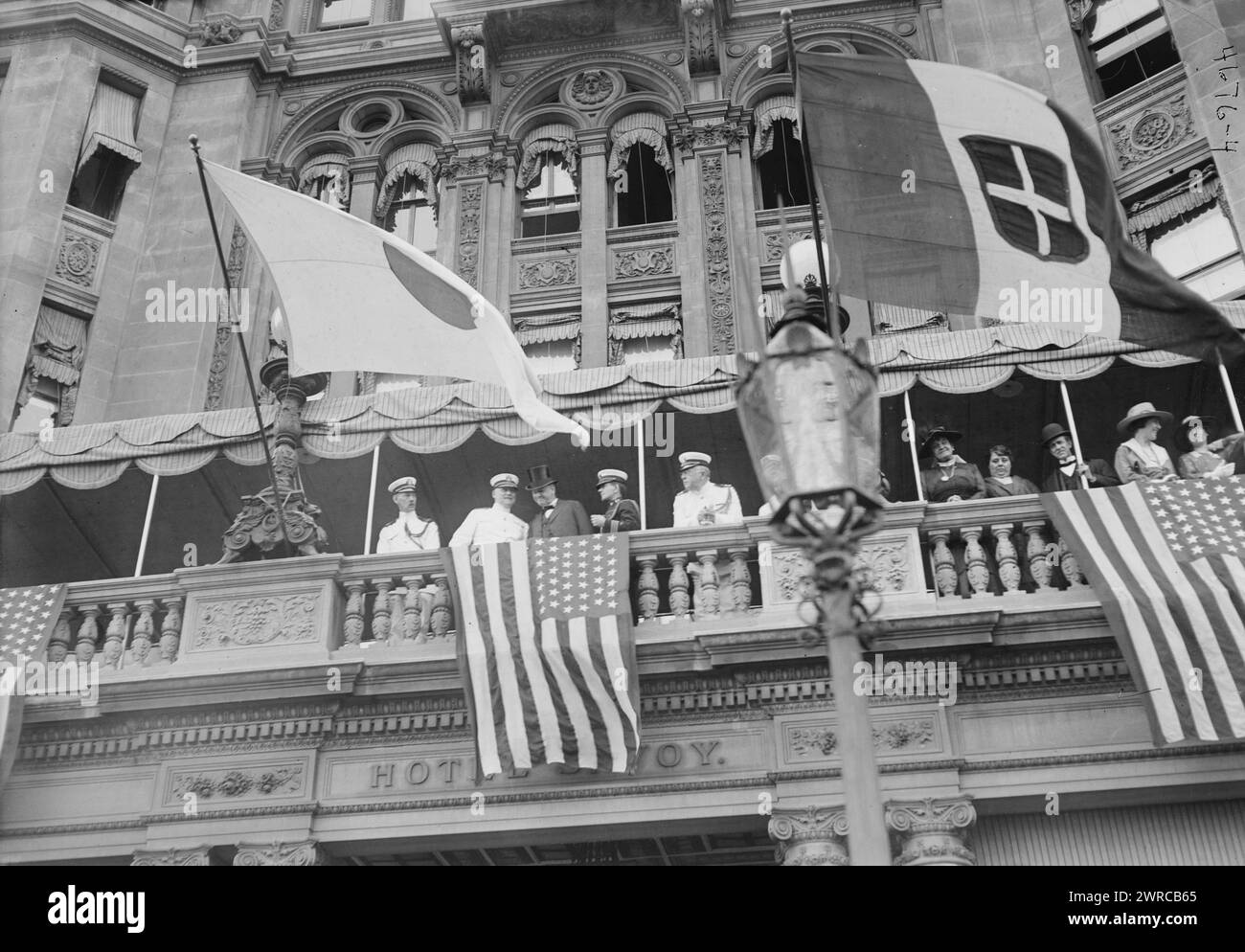 4 juillet, photographie montre des officiels sur le balcon de l'Hôtel Savoy à la Cinquième Avenue et 59ème Rue examinant un défilé du 4 juillet, New York City en 1918., 1918 juillet 4, négatifs en verre, 1 négatif : verre Banque D'Images