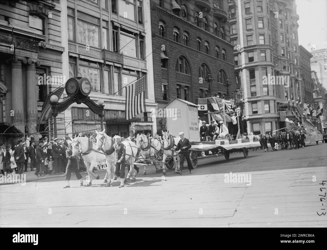 Le 4 juillet, la photographie montre un défilé du 4 juillet sur la Cinquième Avenue, New York en 1918 avec des chevaux tirant un char du 'Pelham Naval Camp'. Hotel Savoy à Fifth Avenue et East 60th Street est en arrière-plan., 1918 juillet 4, négatifs en verre, 1 négatif : verre Banque D'Images