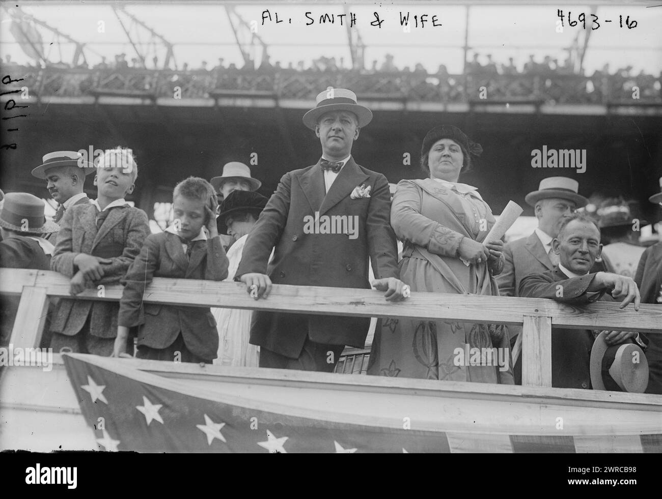 Al. Smith & Wife, photographie montre le politicien Alfred Emanuel 'Al' Smith (1873-1944) qui a servi comme gouverneur de New York, avec sa femme, l'ancienne Catherine A. Dunn et ses enfants. Ils assistent à une journée de police au Sheepshead Bay Speedway, le 31 août 1918, le 1918 août 31, Glass Negatives, 1 négatif : verre Banque D'Images