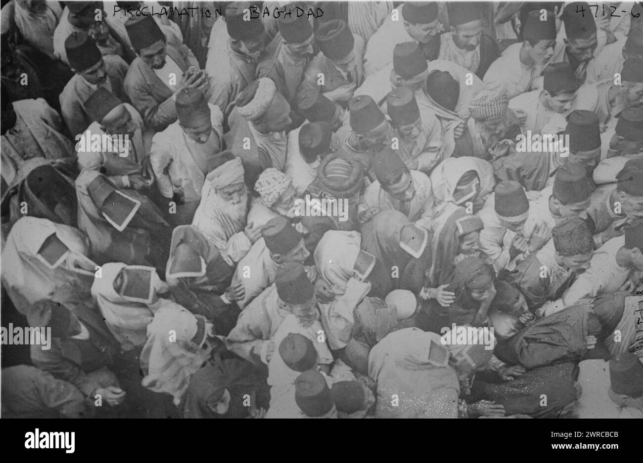 Proclamation, Bagdad, photographie montre une foule d'hommes et de femmes à Bagdad, Irak, après la conquête de la ville par l'armée britannique en mars 1917 pendant la première Guerre mondiale, 1917, Guerre mondiale, 1914-1918, négatifs en verre, 1 négatif : verre Banque D'Images