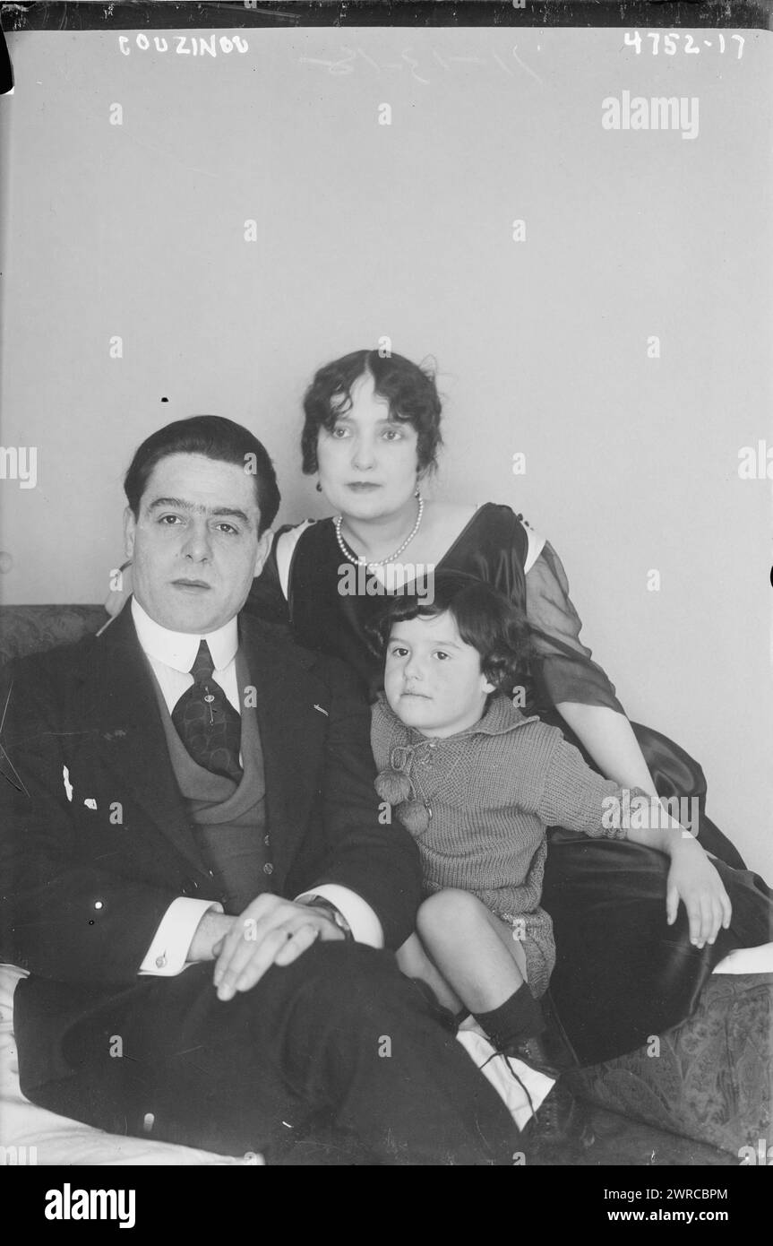 Couzinou, photographie montre le chanteur d'opéra français Robert Couzinou (1888-1944) avec son épouse l'actrice française Antoinette Maury (1886-1945) et son enfant., entre env. 1915 et env. 1920, négatifs en verre, 1 négatif : verre Banque D'Images