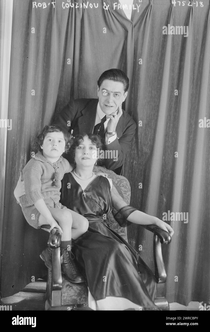 Rob't Couzinou et sa famille, photographie montre le chanteur d'opéra français Robert Couzinou (1888-1944) avec son épouse l'actrice française Antoinette Maury (1886-1945) et son enfant., entre env. 1915 et env. 1920, négatifs en verre, 1 négatif : verre Banque D'Images