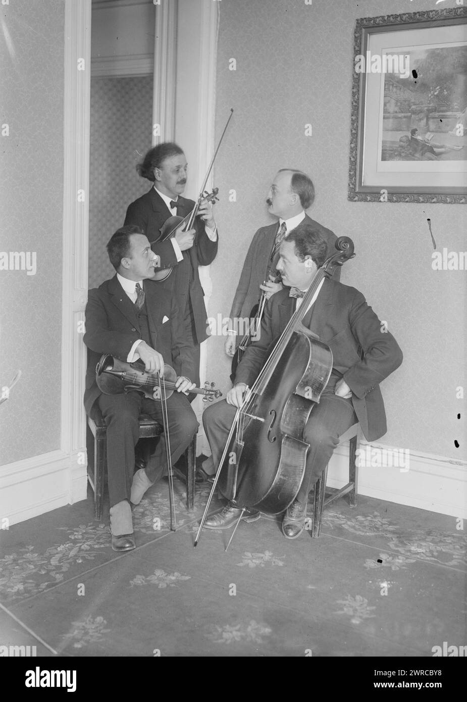 Flonzaleys, photographie montre le Quatuor Flonzaley, dont le violoniste Alfred Pochon (1878-1959), le violoniste Adolfo Betti (1875-1950), l'altiste Louis Bailly (1882-1974), et le violoncelliste Iwan d'Archambeau (1879-1955). 1915 et env. 1920, négatifs en verre, 1 négatif : verre Banque D'Images