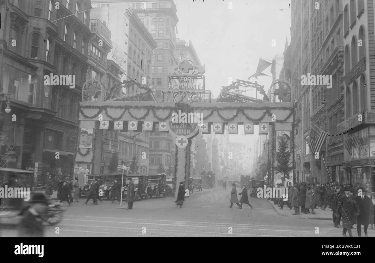 5th Ave., photographie montre une arche de la Croix-Rouge pour un défilé naval sur la Cinquième Avenue qui a eu lieu le 26 décembre 1918., 1918 Dec. 26, négatifs en verre, 1 négatif : verre Banque D'Images