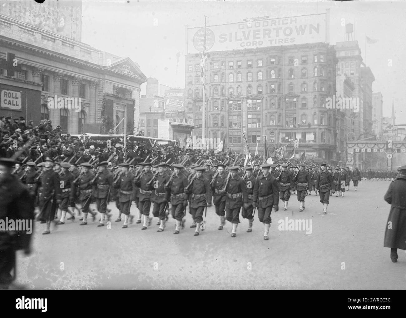 Naval Parade, 12/26/18, photographie montre une parade navale devant la New York public Library, Cinquième Avenue entre la 40e et la 42e rue, qui a eu lieu le 26 décembre 1918., 12/26/18, négatifs en verre, 1 négatif : verre Banque D'Images