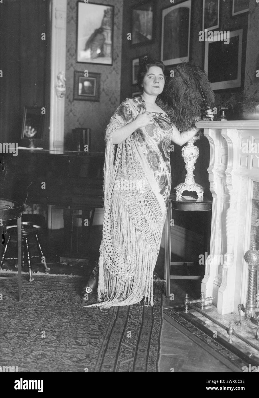 Arden, photographie montre la mezzo-soprano et chanteur d'opéra contralto américain Cecil Arden (1894-1989) qui a été actif au cours des premières décennies du XXe siècle., entre env. 1915 et env. 1920, négatifs en verre, 1 négatif : verre Banque D'Images