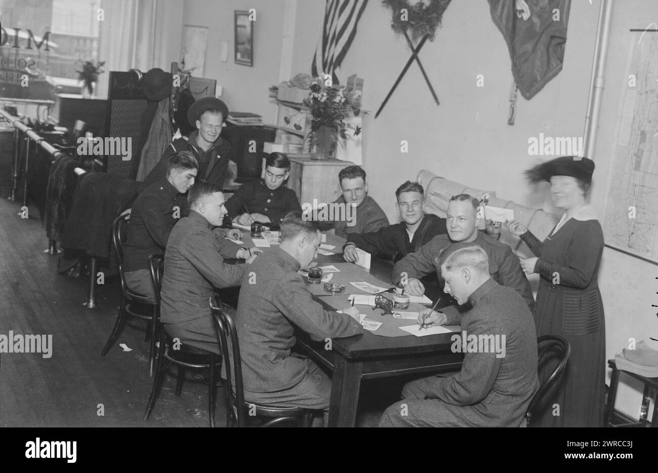 Dans Michigan Hdqrs., New York, la photographie montre des soldats américains assis autour d'une table à New York après le retour de la première Guerre mondiale, entre 1917 et 1919, Guerre mondiale, 1914-1918, négatifs en verre, 1 négatif : verre Banque D'Images