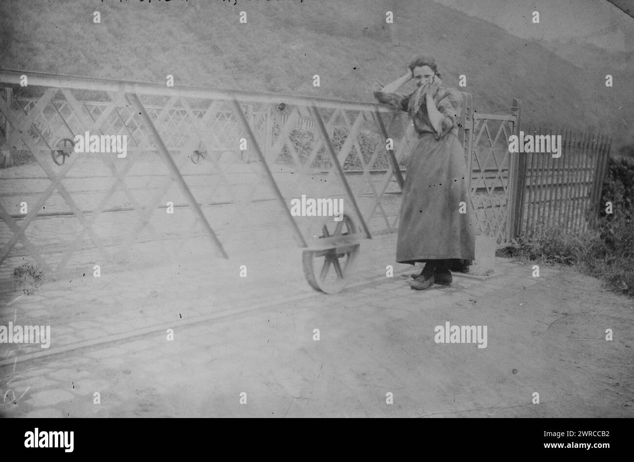 R.R. gardien de porte, Belgique, photographie montrant une femme gardienne de porte en Belgique pendant la première Guerre mondiale, 1919 janvier 11, Guerre mondiale, 1914-1918, négatifs en verre, 1 négatif : verre Banque D'Images