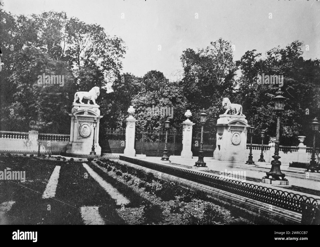 Entrée du Palais, Bruxelles, photographie montrant l'entrée du Palais Royal de Bruxelles, Belgique., entre env. 1915 et env. 1920, Bruxelles, négatifs en verre, 1 négatif : verre Banque D'Images