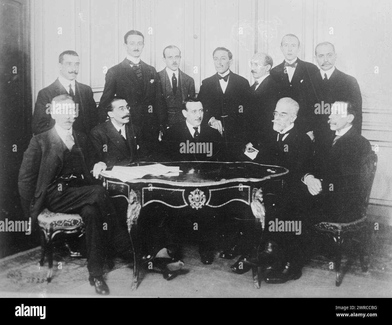 Portugais Peace COM'n, photographie montre des représentants portugais à la Conférence de paix de 1919 à Paris, France après la première Guerre mondiale De gauche à droite, assis : Freiere d'Andrade ; Senor Varconcellos ; Dr Egas Monis ; Batalha Reis; Garcia Rosado. De gauche à droite, debout : Botelho de Sousa ; Joan Bianchi ; Egas Alporin ; Espirito Santo Launa ; Santoas Viegas; Terestrello de Varconcellos. Paris France.', 11 janvier 1919, Guerre mondiale, 1914-1918, négatifs en verre, 1 négatif : verre Banque D'Images