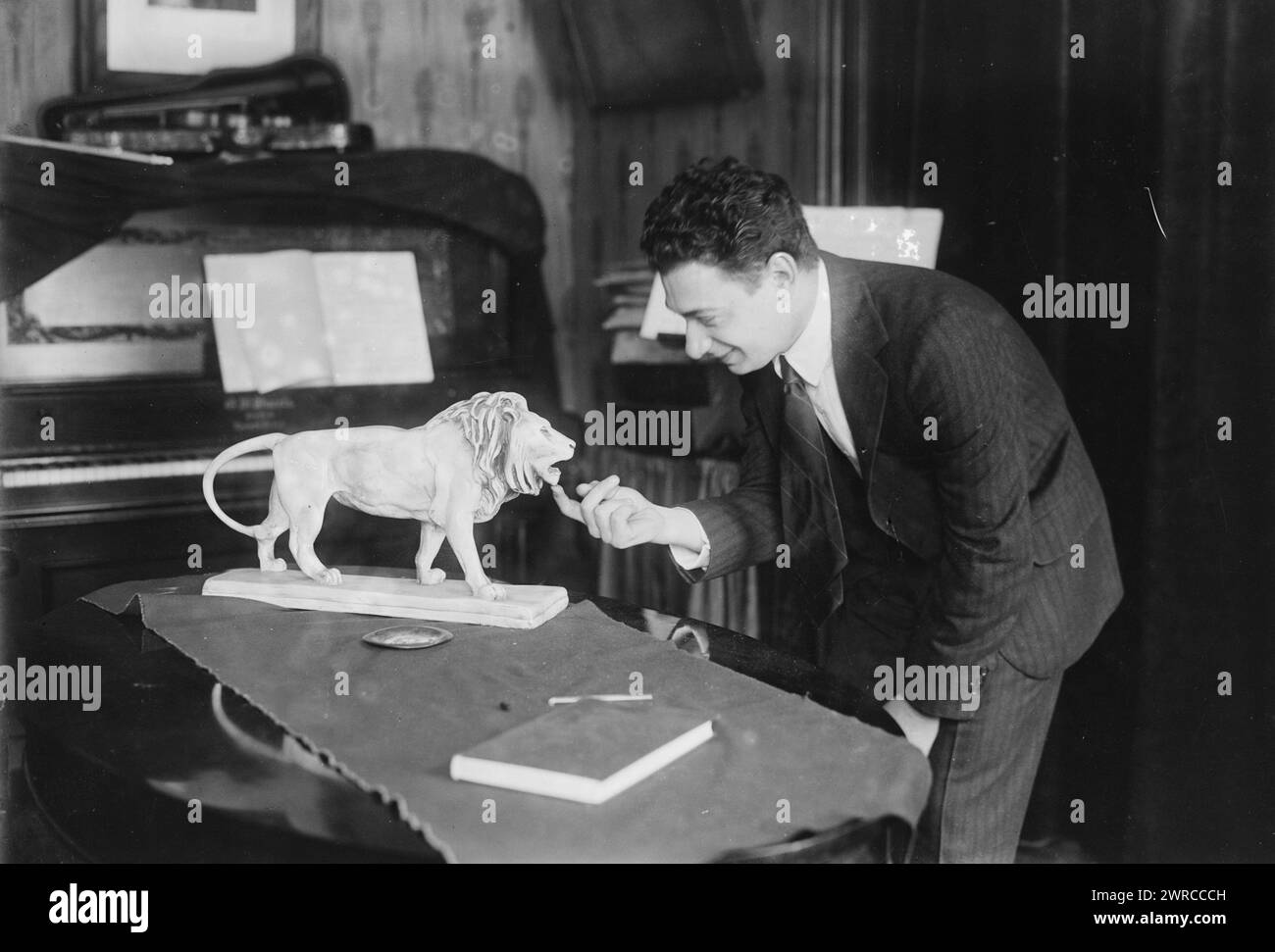 Jacobson c'est-à-dire Jacobsen, photographie montre Sascha Jacobsen (1895-1972), violoniste judéo-américain et professeur né en Russie avec une statue de lion., entre env. 1915 et env. 1920, négatifs en verre, 1 négatif : verre Banque D'Images