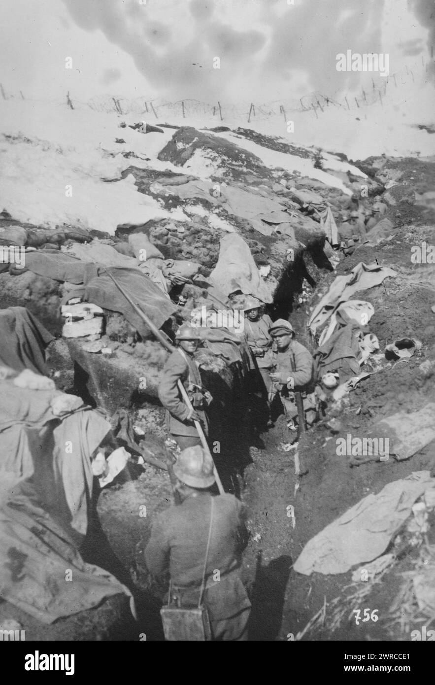 Italie, tranchées de 1ère ligne, photographie montre des soldats italiens dans une tranchée pendant la première Guerre mondiale, 1918 juillet 7, Guerre mondiale, 1914-1918, négatifs en verre, 1 négatif : verre Banque D'Images