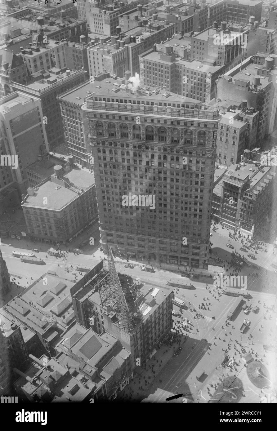 De met. Bldg., la photographie montre une vue aérienne de Madison Square et une arche de victoire temporaire, prise de la tour de la Metropolitan Life Insurance Company., entre env. 1915 et env. 1920, négatifs en verre, 1 négatif : verre Banque D'Images
