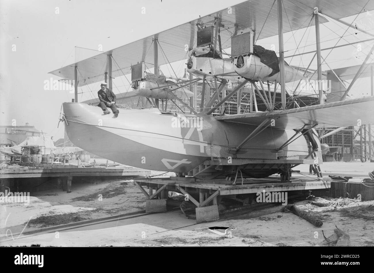 NC-4, photographie montre l'hydravion NC-4 Curtiss NC conçu par Glenn Curtiss, à Rockaway Beach, long Island, État de New York. Le NC-4 a été le premier avion à survoler l'océan Atlantique en mai 1919 dans le cadre de la tentative de vol transatlantique de l'US Navy., 1919 mai, Glass négatifs, 1 négatif : Glass Banque D'Images