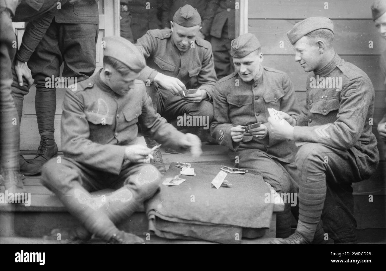 Cartes, photographie montre un groupe de soldats jouant pendant une partie de cartes. Les plaques d'épaule les identifient comme membres de la 42e division d'infanterie, la 'Rainbow Division'., entre CA. 1915 et env. 1920, négatifs en verre, 1 négatif : verre Banque D'Images