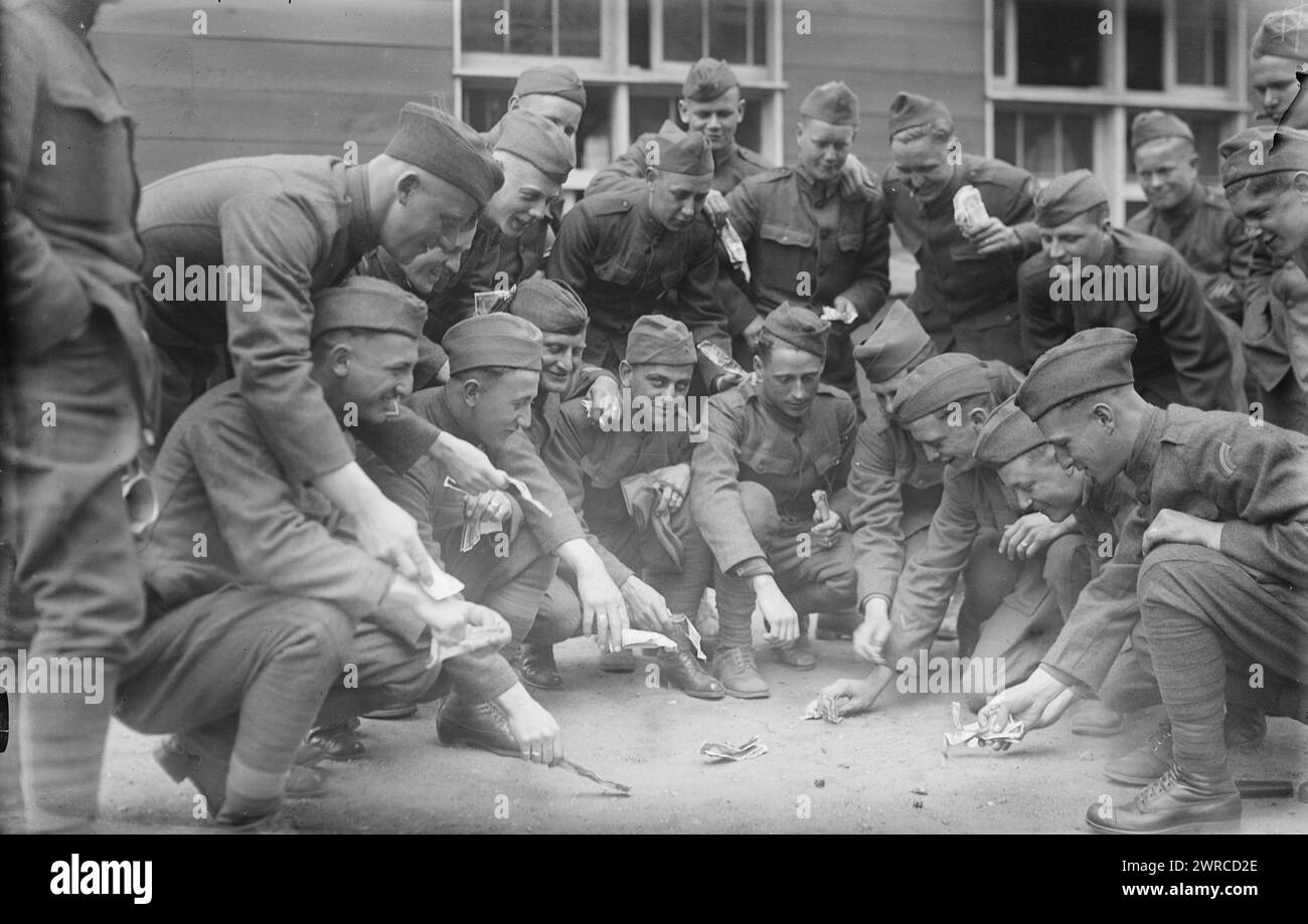 Jeu, la photographie montre un groupe de soldats jouant lors d'un jeu de dés de craps. Les plaques d'épaule les identifient comme membres de la 42e division d'infanterie, la 'Rainbow Division'., entre CA. 1915 et env. 1920, négatifs en verre, 1 négatif : verre Banque D'Images