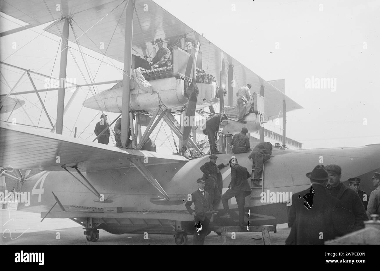 NC-4, photographie montre l'hydravion NC-4 Curtiss NC conçu par Glenn Curtiss, à Rockaway Beach, long Island, État de New York. Le NC-4 a été le premier avion à survoler l'océan Atlantique en mai 1919 dans le cadre de la tentative de vol transatlantique de l'US Navy., 1919 mai, Glass négatifs, 1 négatif : Glass Banque D'Images