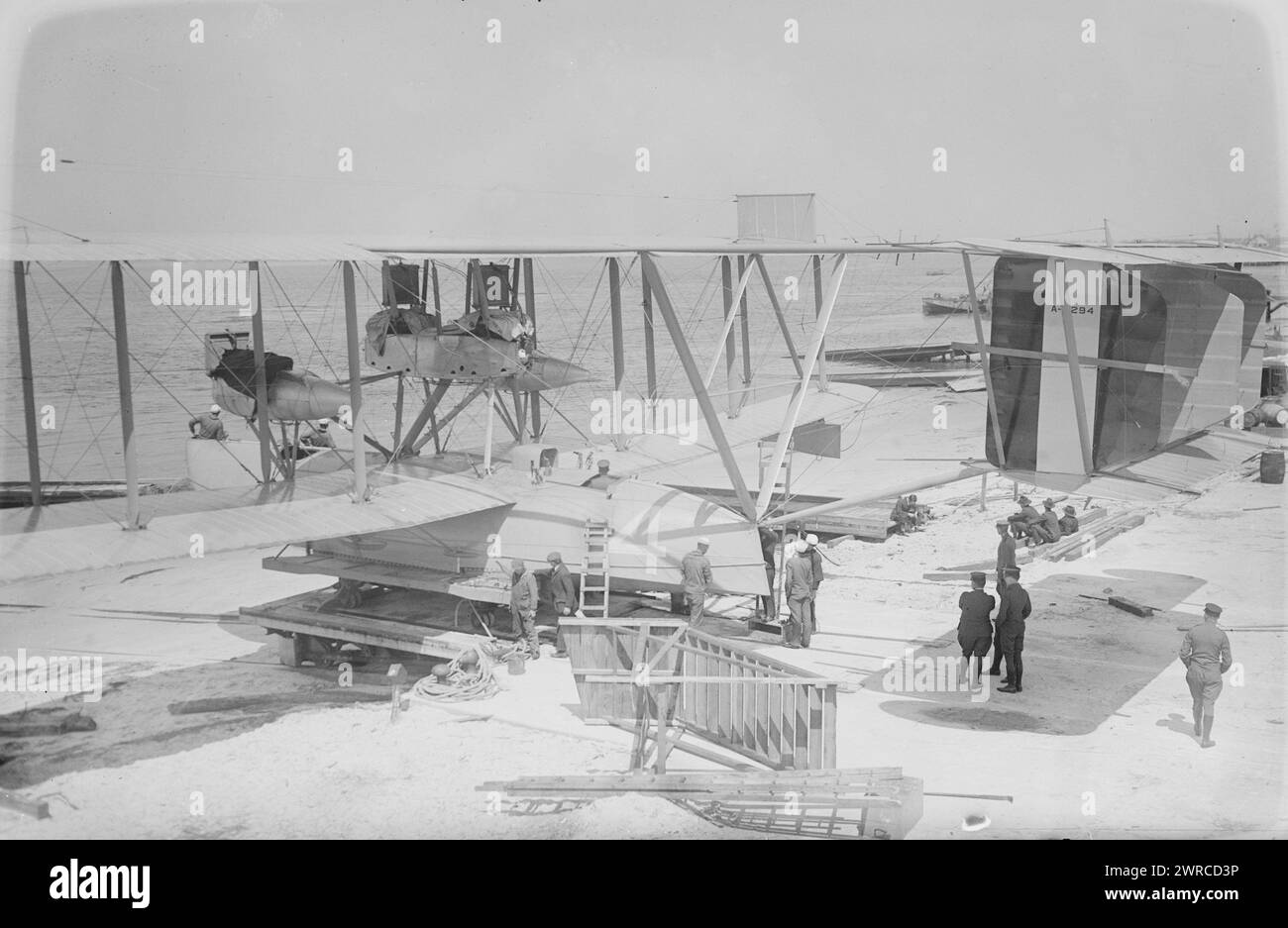 NC-4, photographie montre l'hydravion NC-4 Curtiss NC conçu par Glenn Curtiss, à Rockaway Beach, long Island, État de New York. Le NC-4 a été le premier avion à survoler l'océan Atlantique en mai 1919 dans le cadre de la tentative de vol transatlantique de l'US Navy., 1919 mai, Glass négatifs, 1 négatif : Glass Banque D'Images