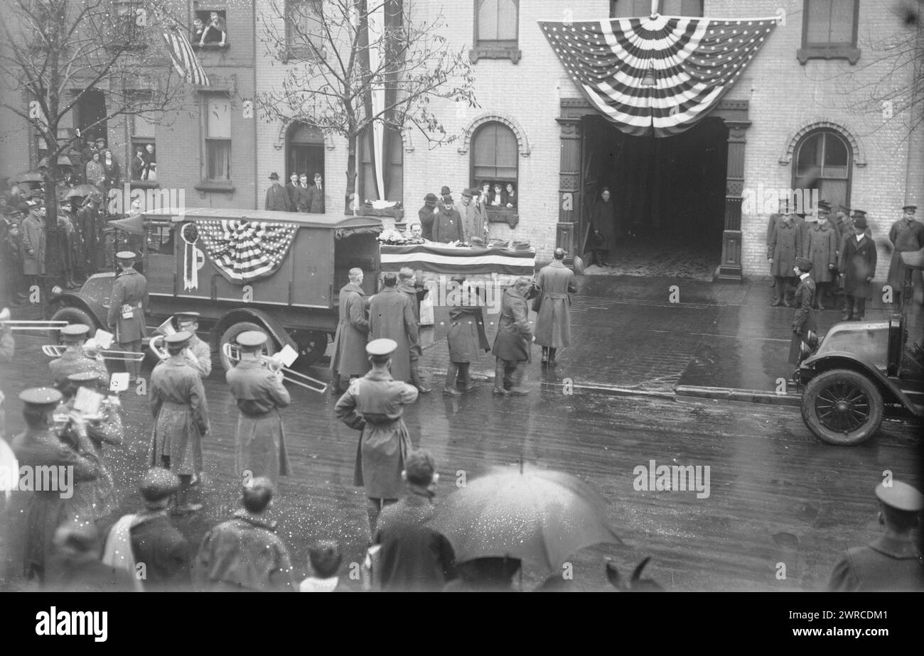 Soldats morts de Russie, photographie montre une cérémonie en novembre 1919, à Hoboken, New Jersey, pour les soldats américains du 339th Infantry qui sont morts au combat en Russie pendant la guerre civile russe., 1919 novembre, négatifs en verre, 1 négatif : verre Banque D'Images