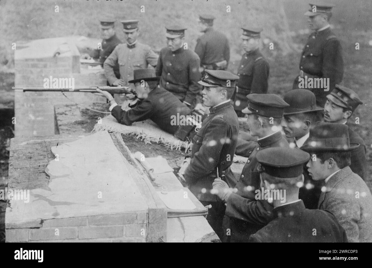 Les étudiants japonais apprennent à tirer, entre CA. 1915 et env. 1920, négatifs en verre, 1 négatif : verre Banque D'Images